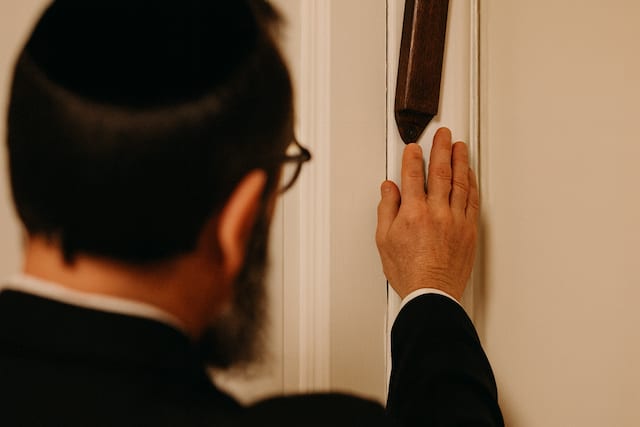 המזוזה שמירה, הגנה וסגולה לחיים